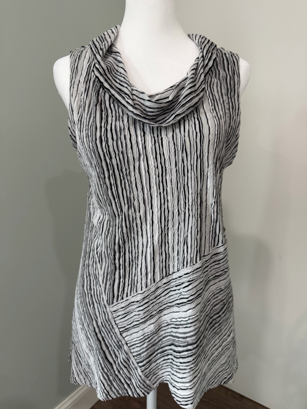 HABITAT Textured Stretch Cowl Neck Sleeveless Black White Top Size Medium EUC